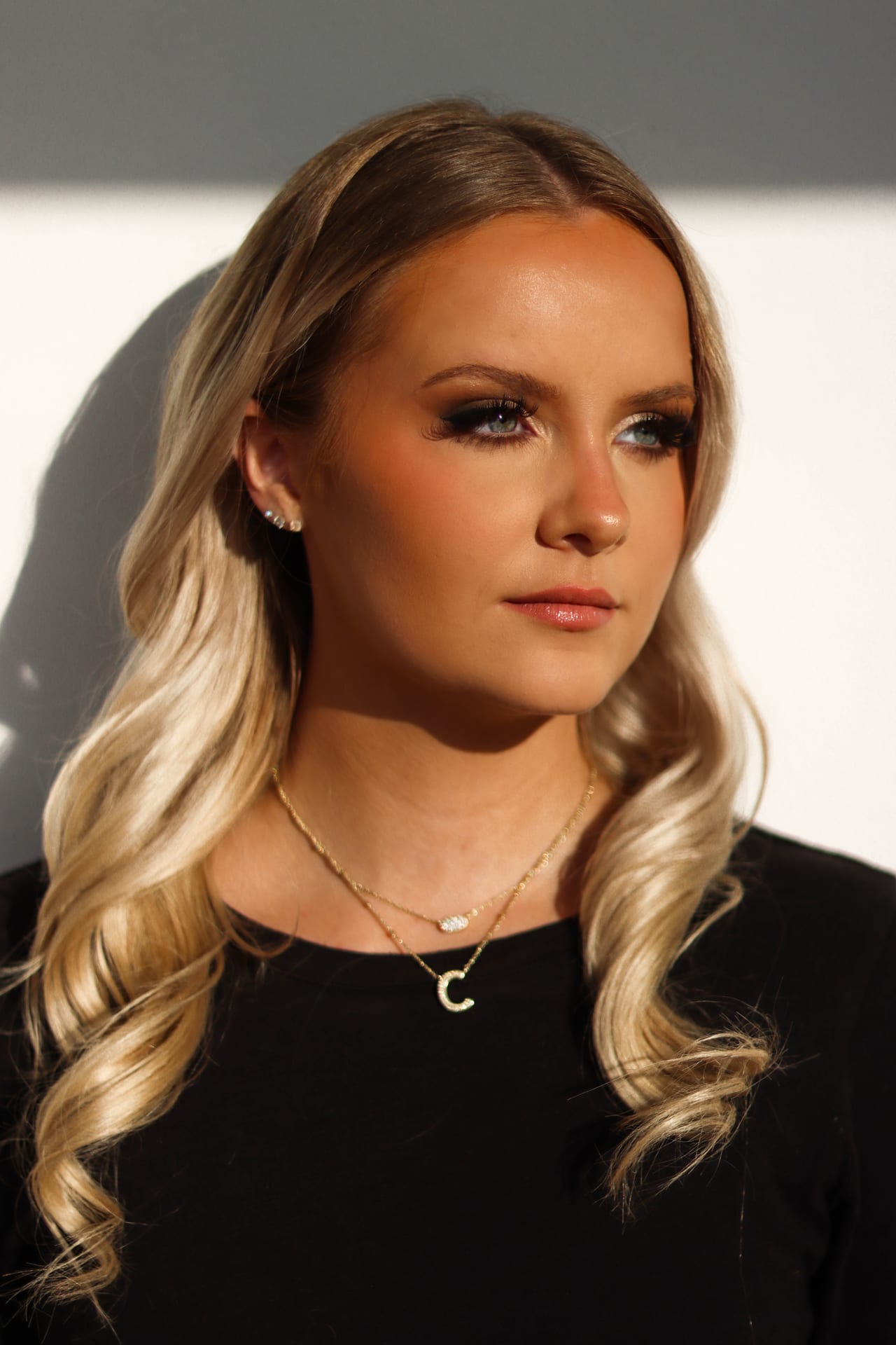 Smoky-eye glam makeup with bouncy blonde waves by Madi
